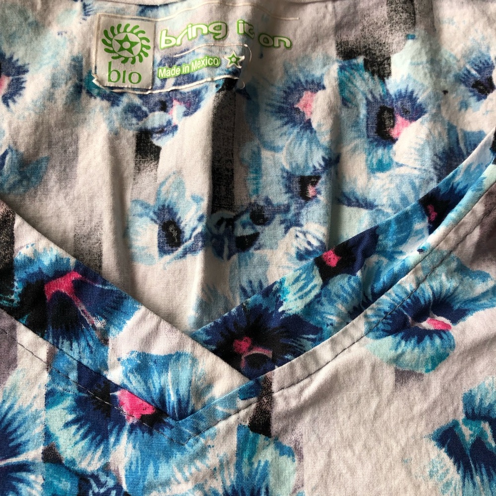 Scrub top - Picture 3 of 5